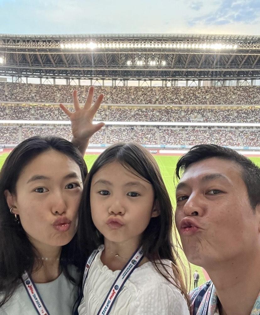 陈冠希一家代言照感觉诡异 网民叹：男神老了