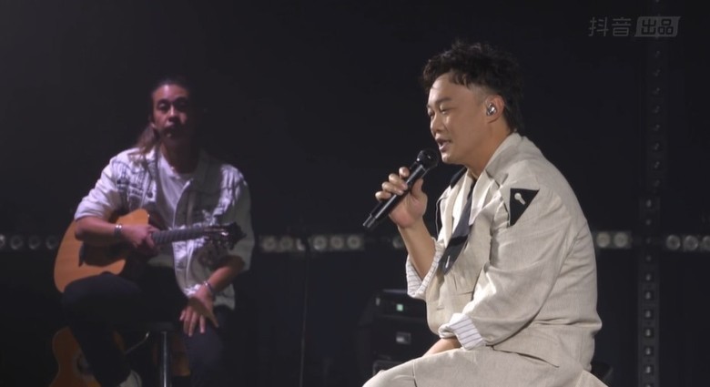 陈奕迅开Live穿西装　 自曝在家睡觉也这样穿