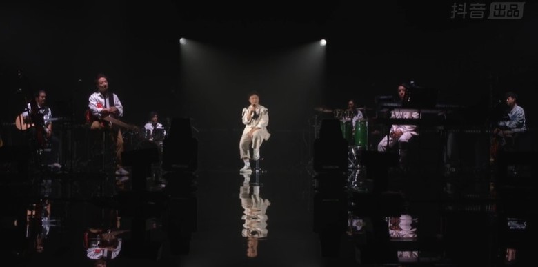 陈奕迅开Live穿西装　 自曝在家睡觉也这样穿