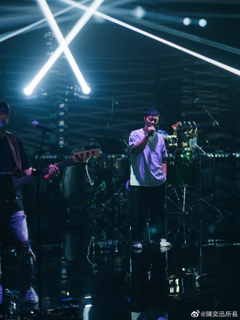 陈奕迅开Live穿西装　 自曝在家睡觉也这样穿