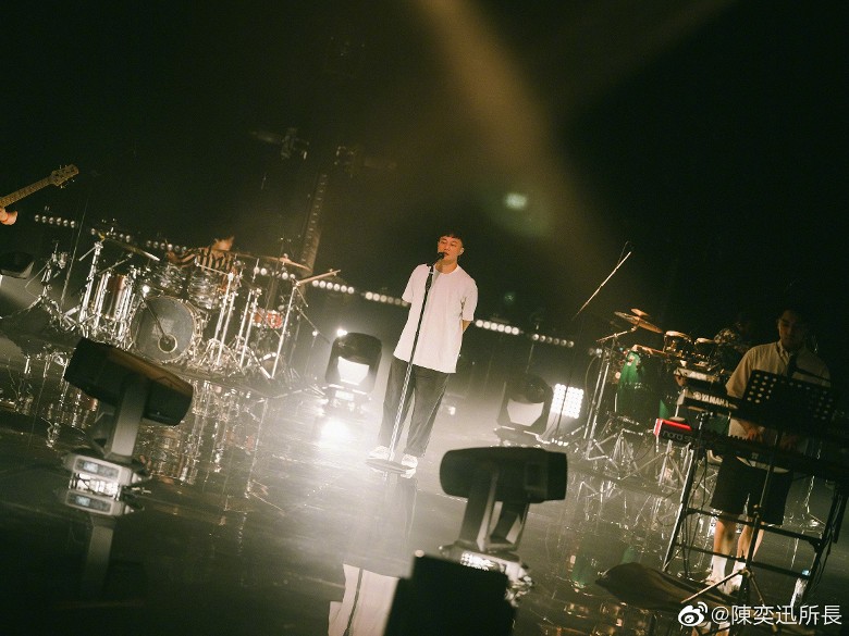 陈奕迅开Live穿西装　 自曝在家睡觉也这样穿