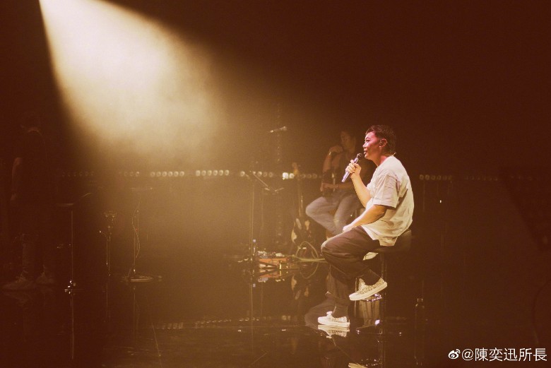 陈奕迅开Live穿西装　 自曝在家睡觉也这样穿