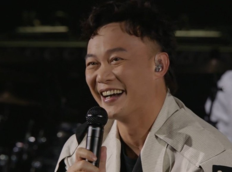 陈奕迅开Live穿西装　 自曝在家睡觉也这样穿