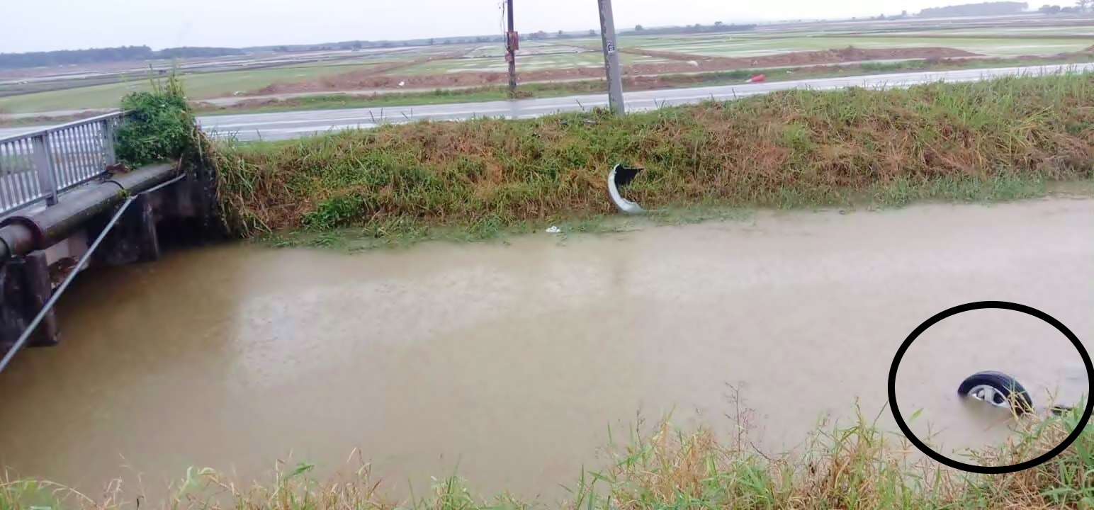 雨天汽车失控入大沟 司机成功逃出车外