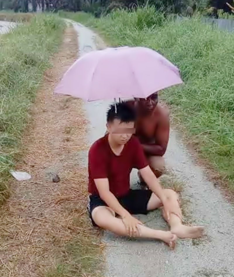 雨天汽车失控入大沟 司机成功逃出车外
