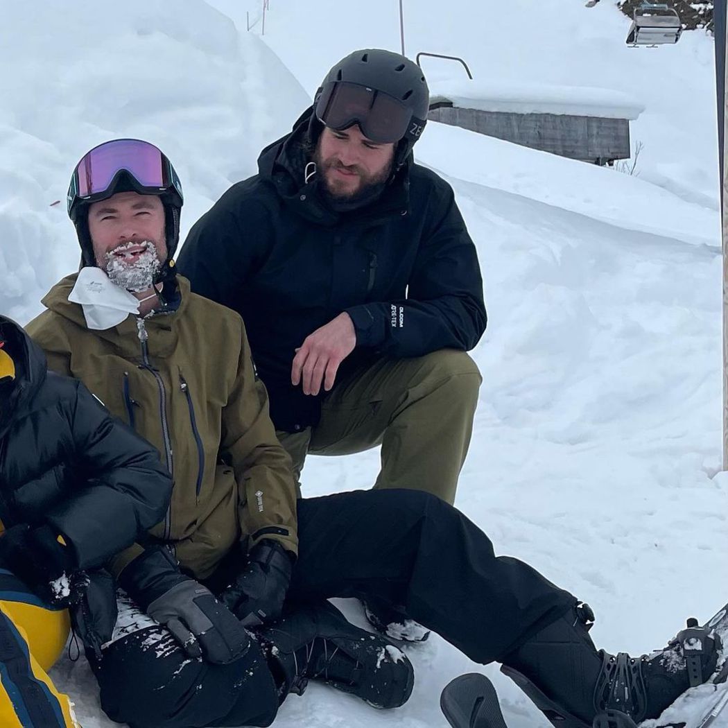 雷神庆祝39岁生日 公开童年蝙蝠侠照自嘲