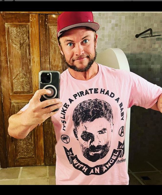 雷神庆祝39岁生日 公开童年蝙蝠侠照自嘲