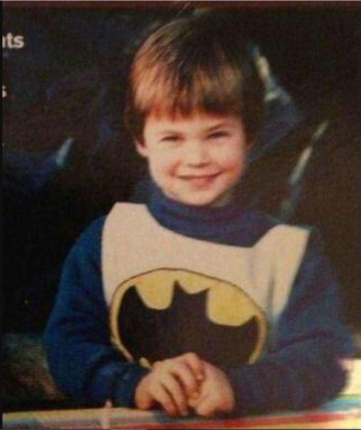 雷神庆祝39岁生日 公开童年蝙蝠侠照自嘲