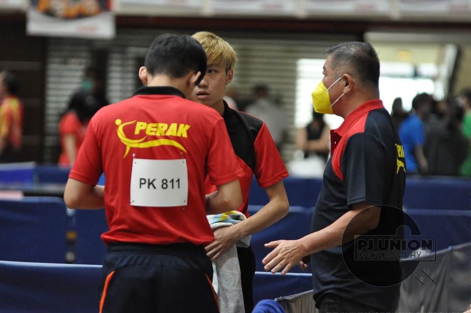 霹:11日见报/封底主文/乐活频道/前乒乓州手郑名汕 拾起教鞭乐当前浪