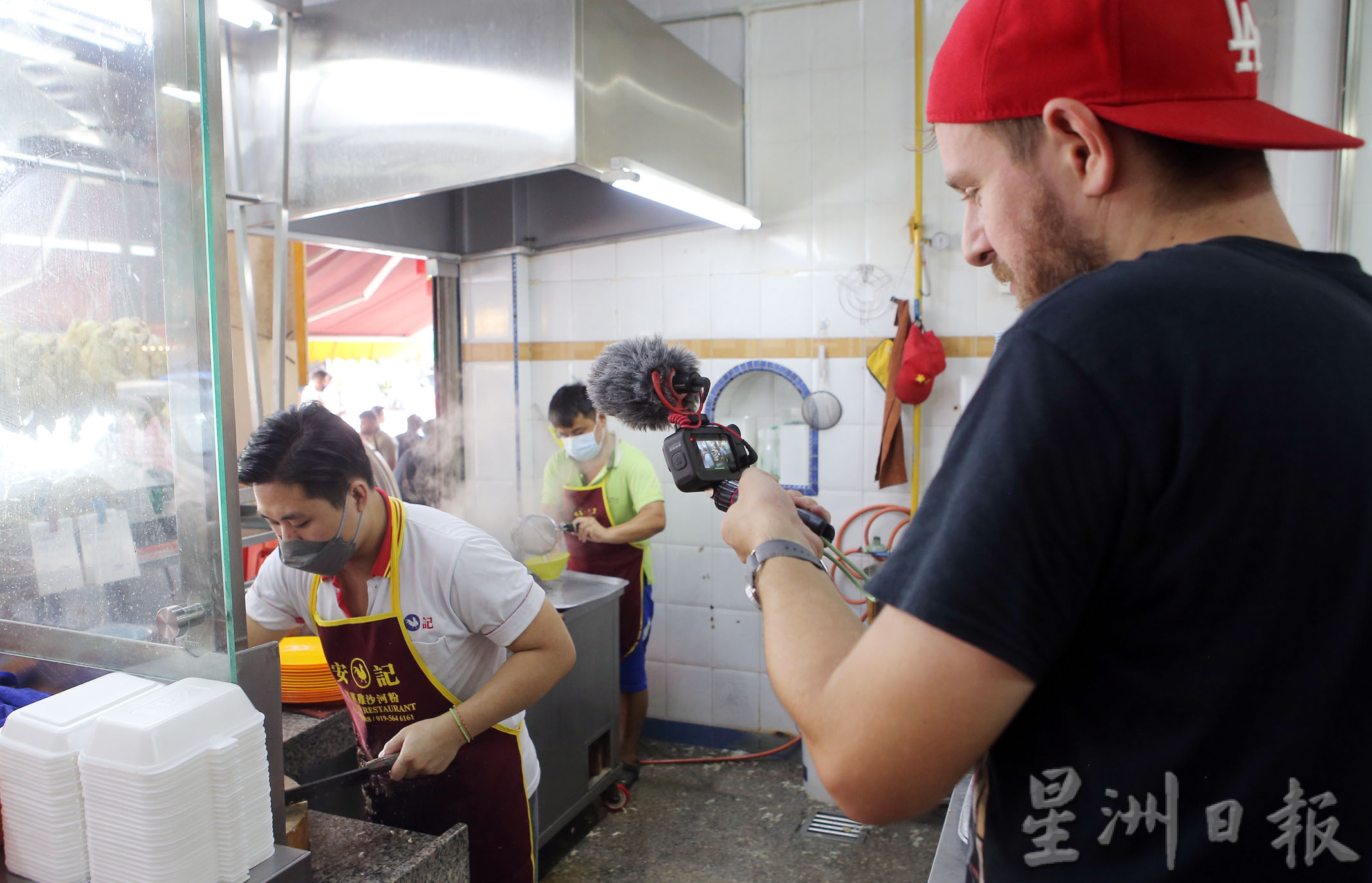 霹:第二版头/大马烹饪大师网红 怡保拍摄街头美食尝芽菜鸡