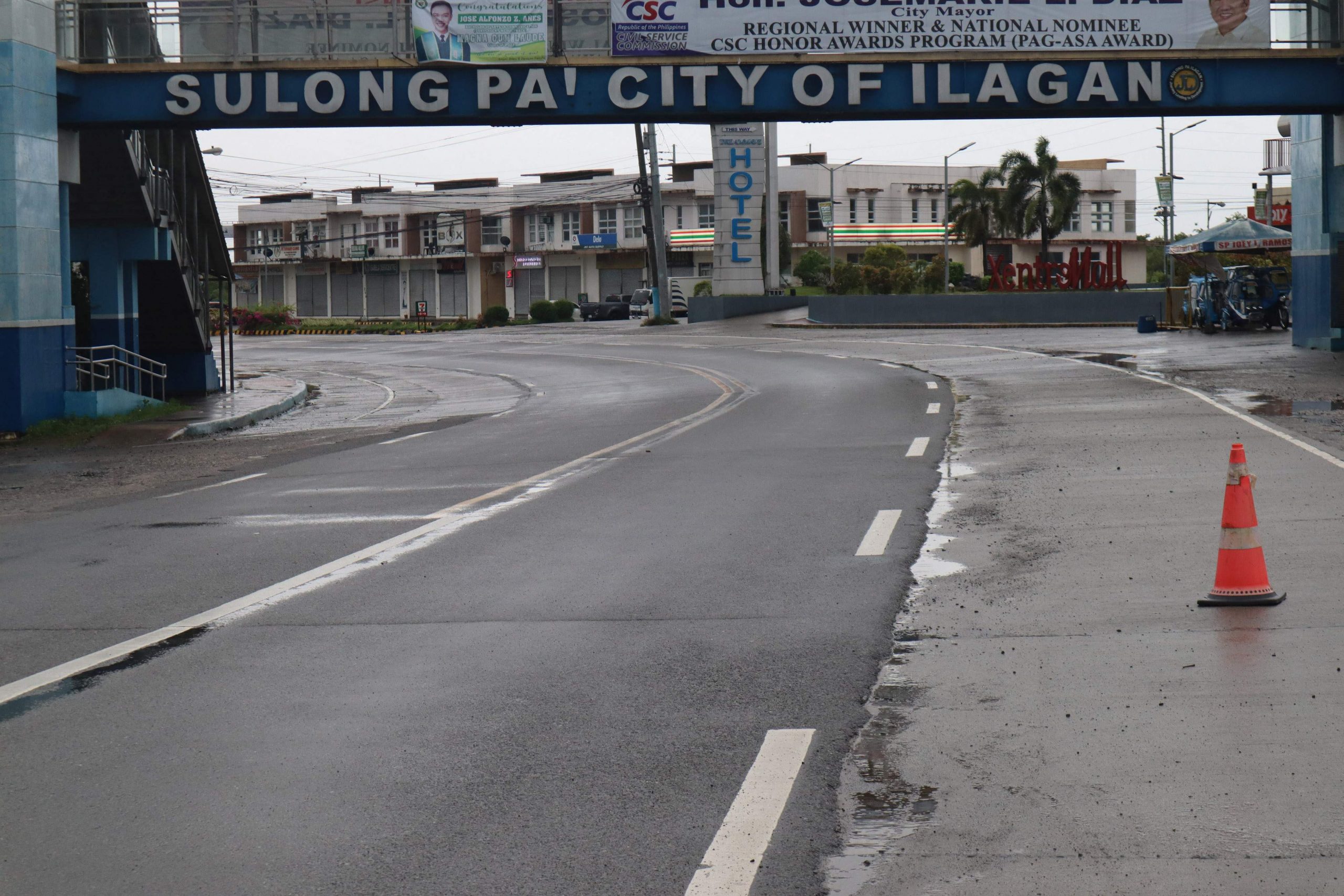 风暴来袭 菲首都和周围地区政府大楼和学校关闭两天