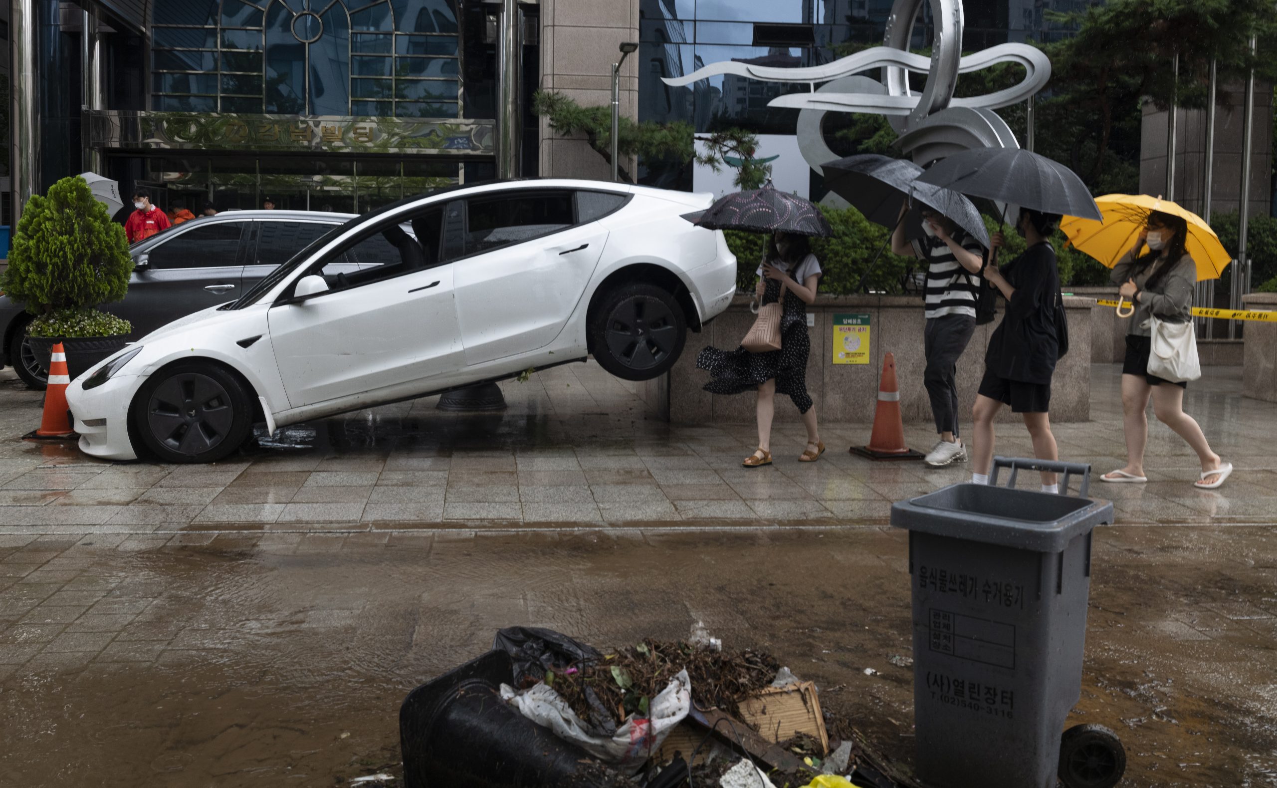 首尔洪水8死6失踪9伤 气象局:预计会有更多降雨