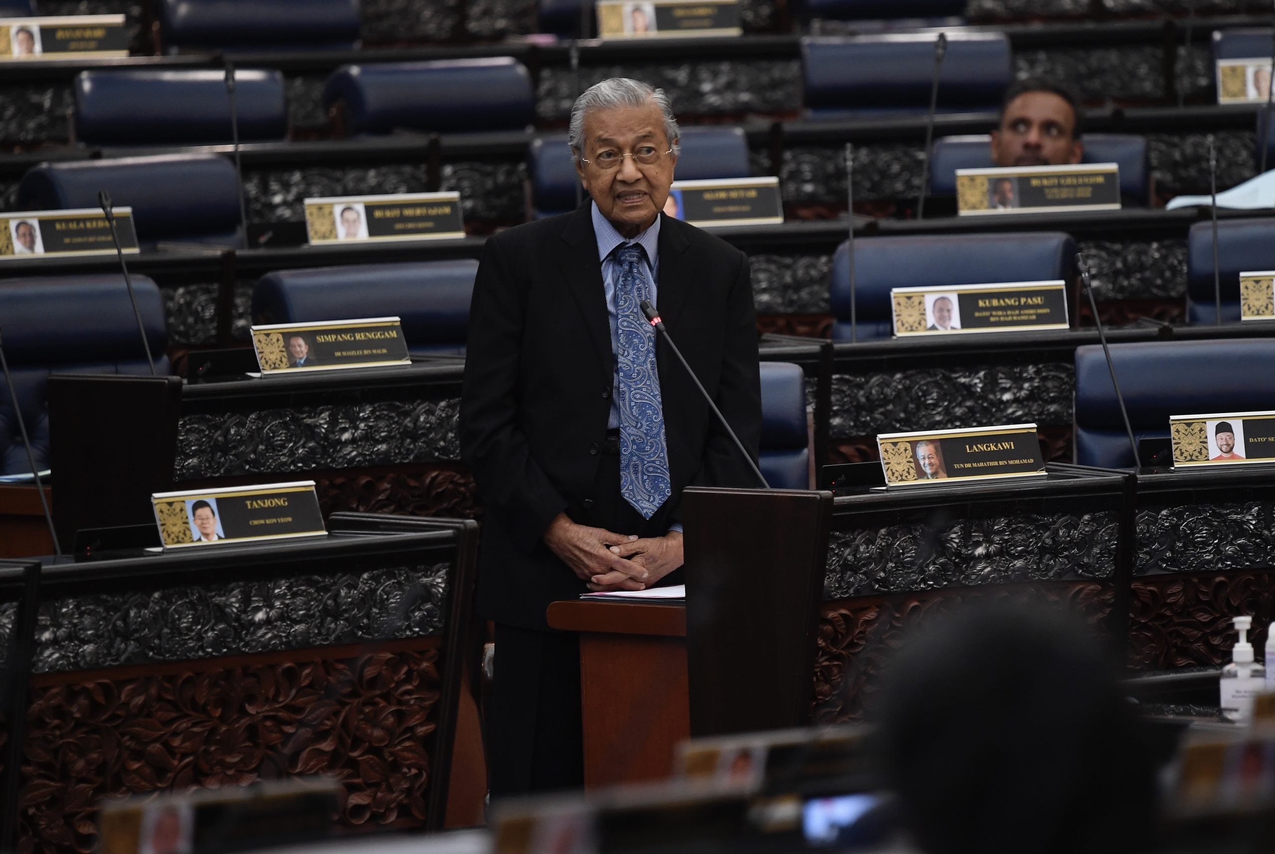 马哈迪：不该只禁07后·“支持所有人禁烟”