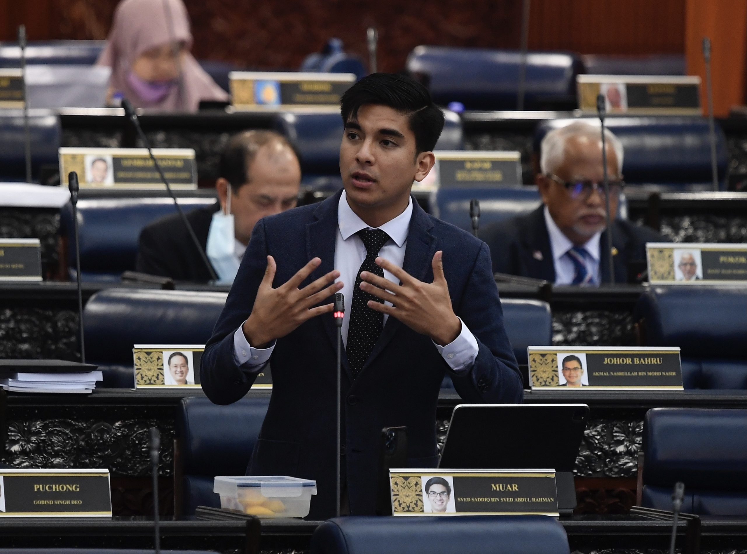 马哈迪：不该只禁07后·“支持所有人禁烟”