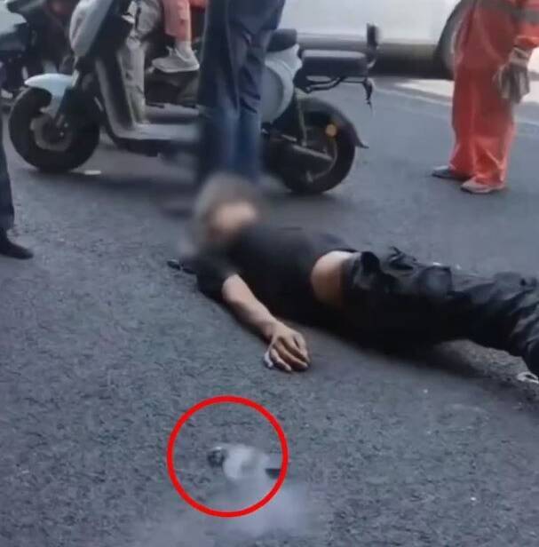 骑士等红灯滑手机…下秒突爆炸“躺地晕死”