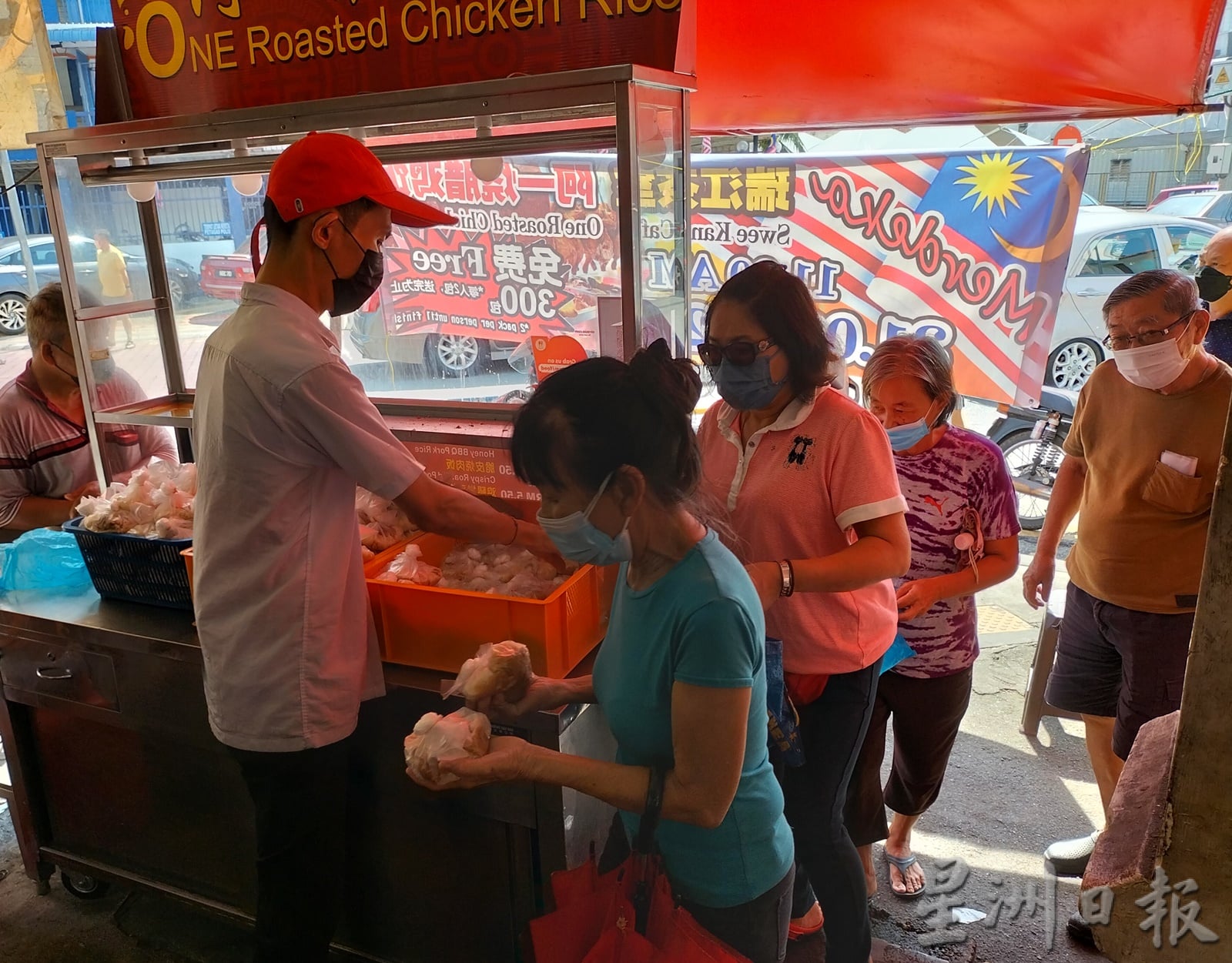 国庆日回馈社会 小贩免费派300包鸡饭