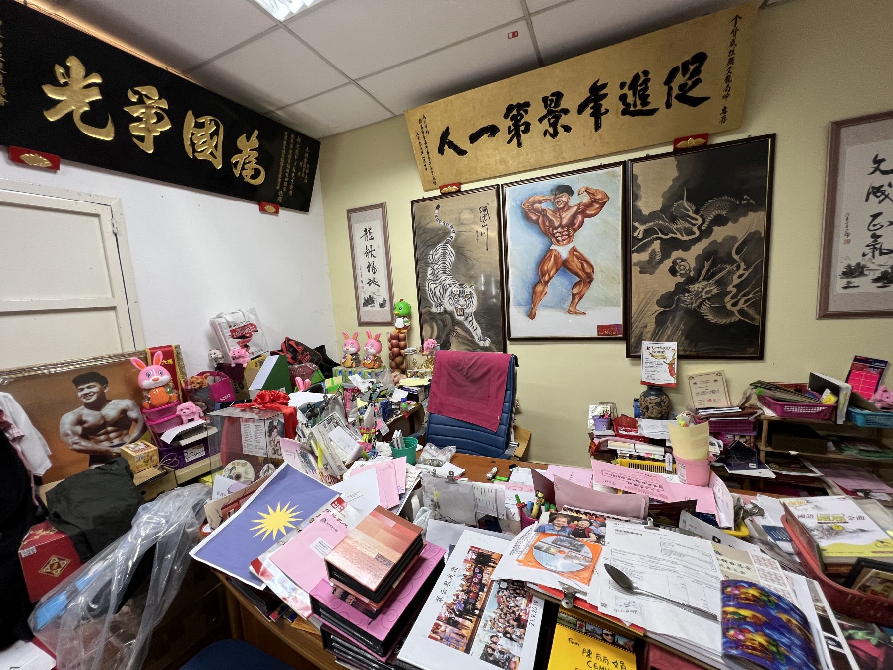 (全国版)颜文龙节俭念旧·车牌27年不换