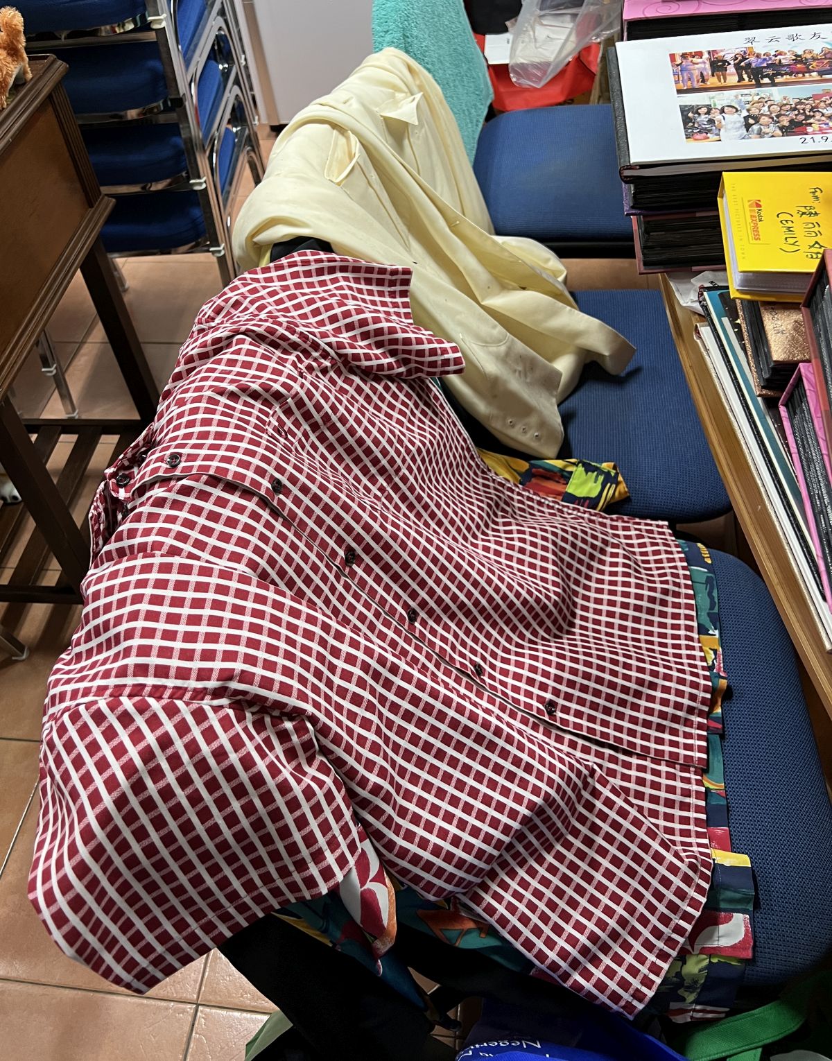 (全国版)颜文龙节俭念旧·车牌27年不换