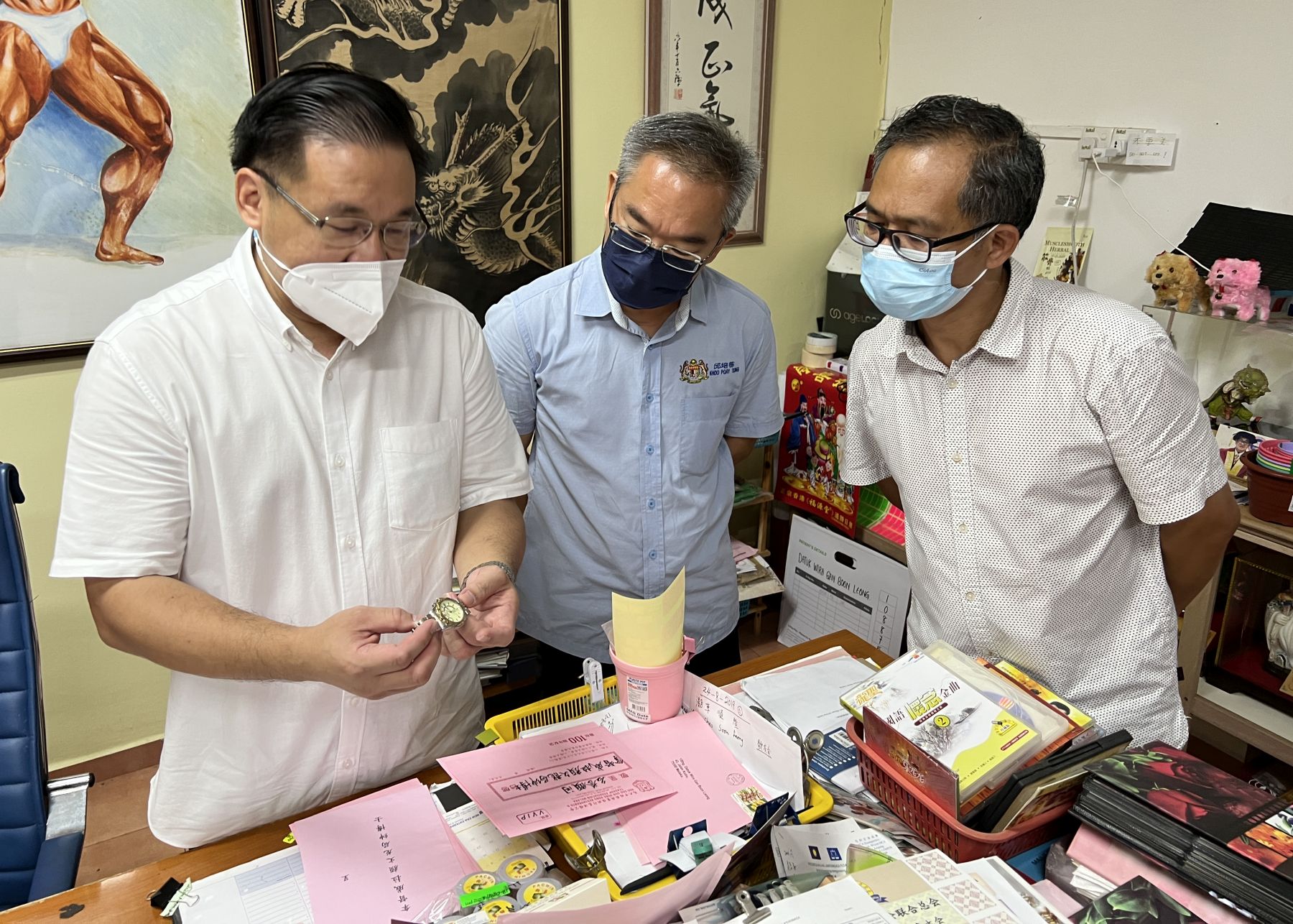 (全国版)颜文龙节俭念旧·车牌27年不换