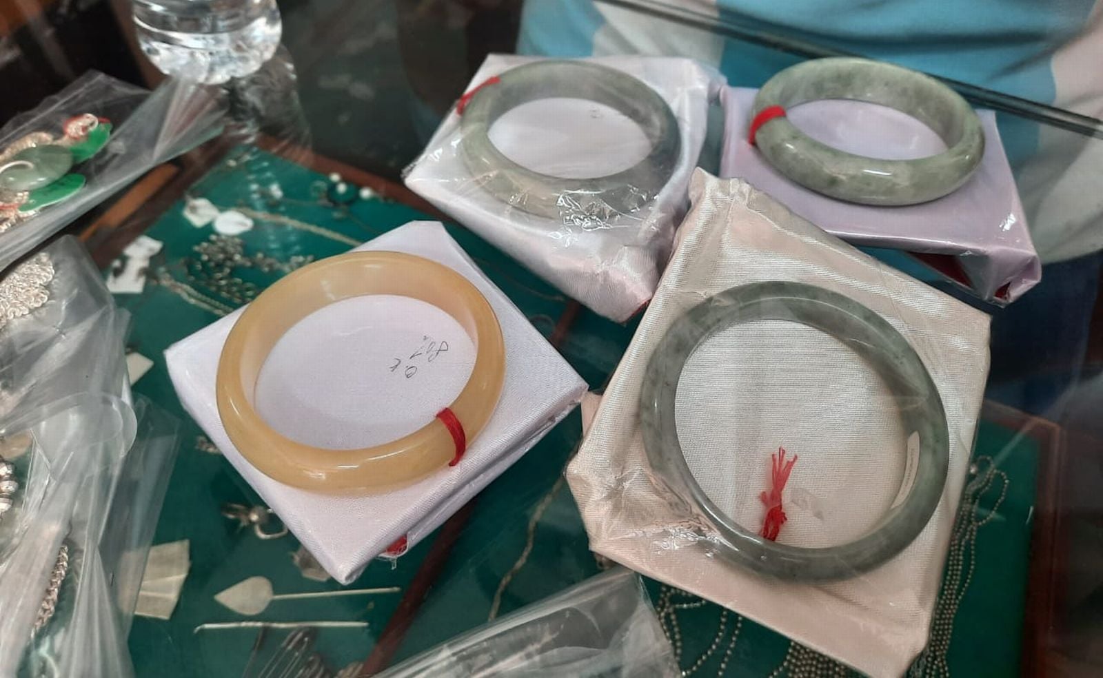 (古城封底主文)百年银店谢幕,买一送一回馈客户