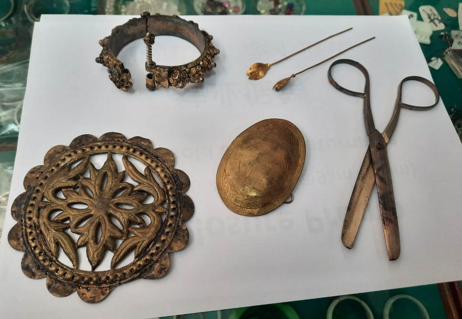 (古城封底主文)百年银店谢幕,买一送一回馈客户