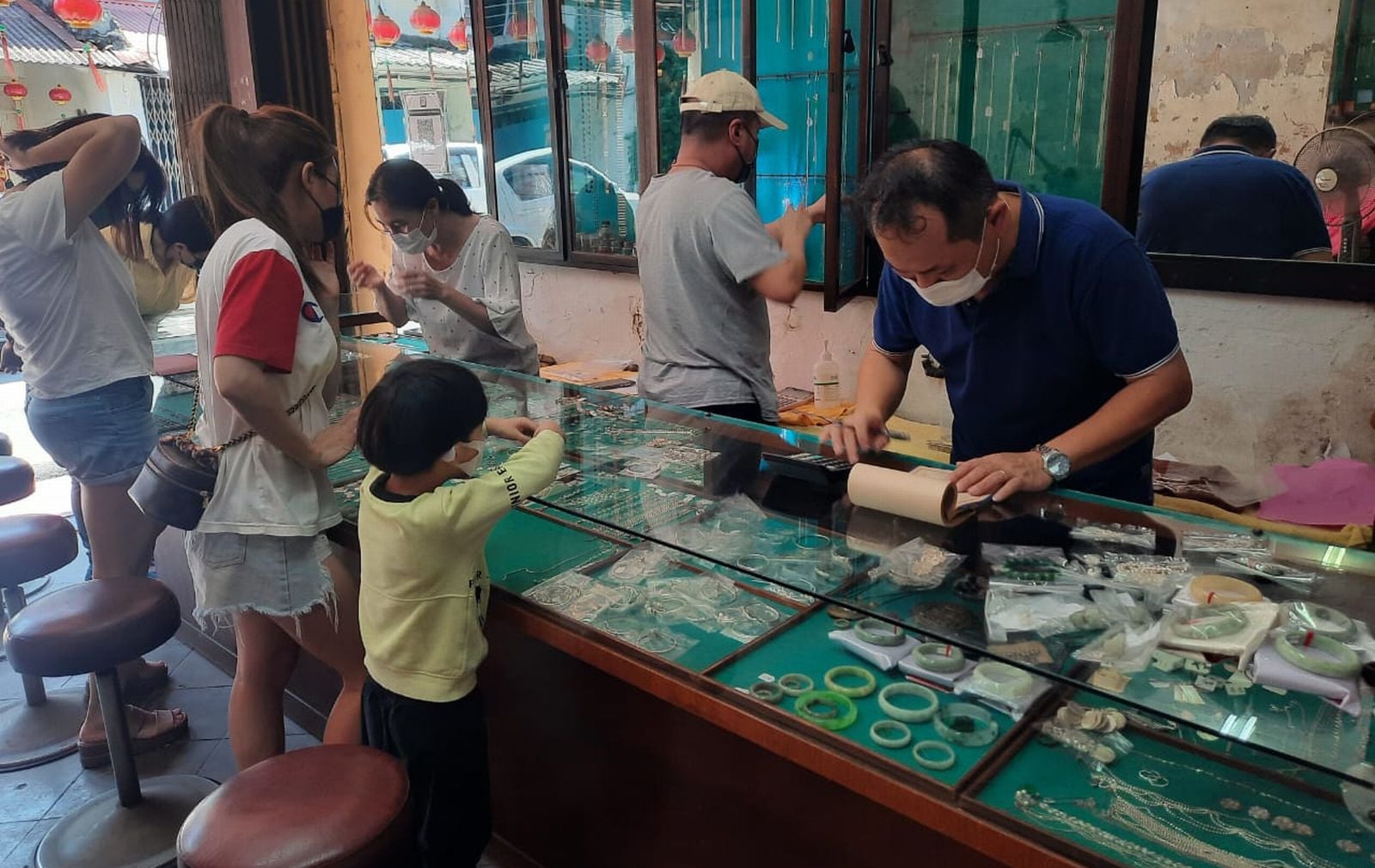 (古城封底主文)百年银店谢幕,买一送一回馈客户