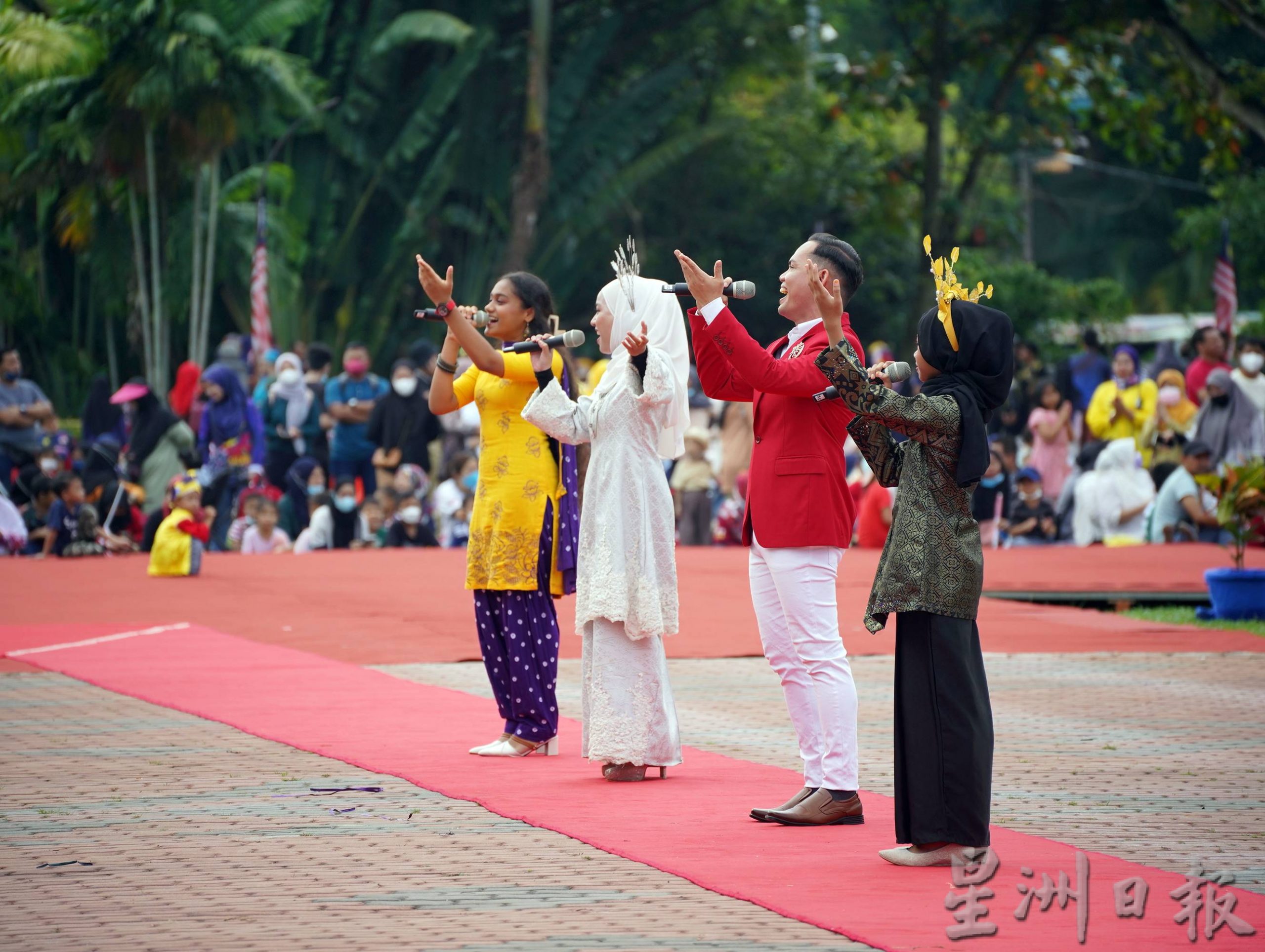 民众前往爱极乐历史广场出席庆典，挥舞辉煌条纹迎国庆