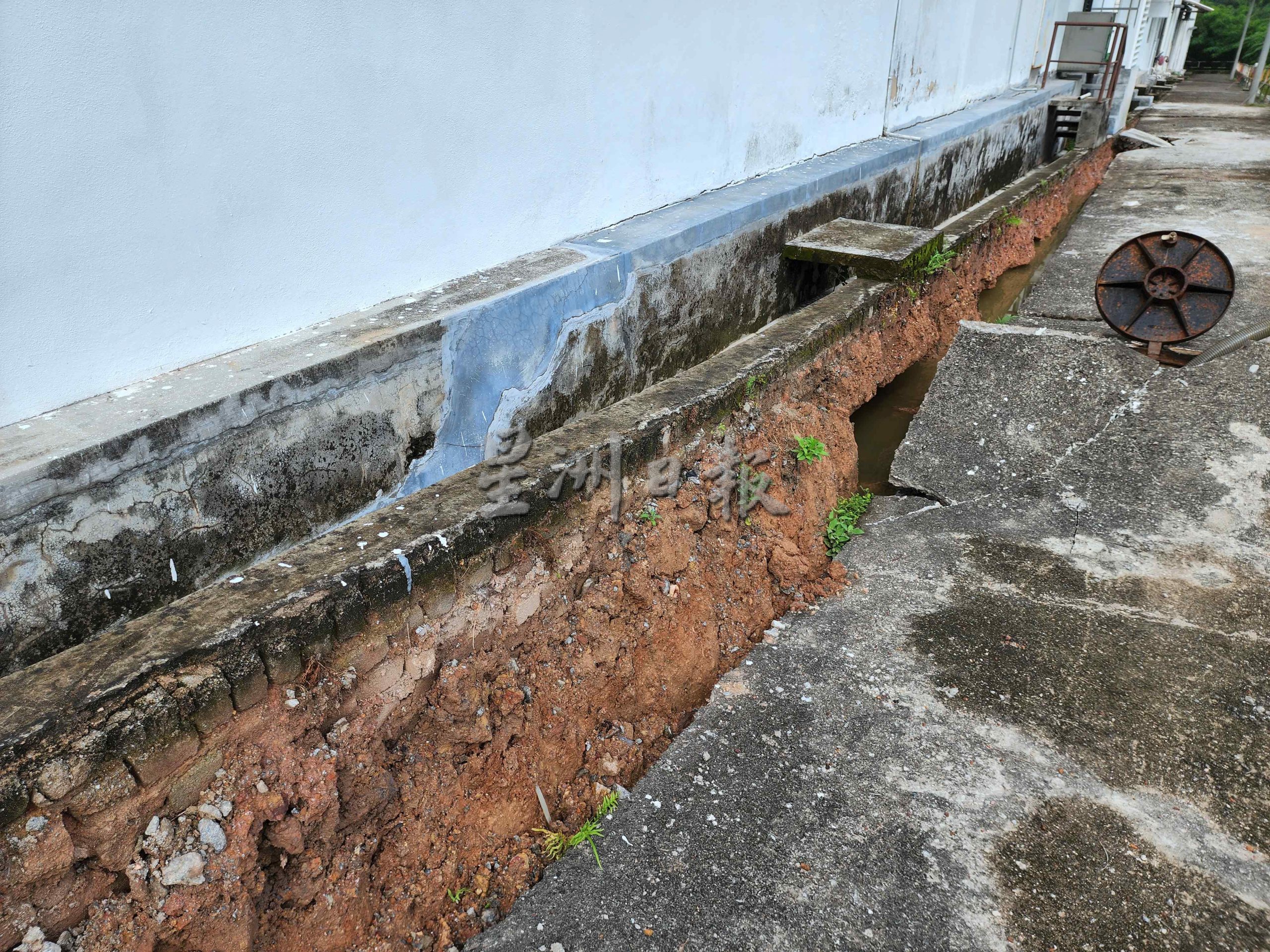（古城封面副文）爱极乐柏迈花园后巷地陷，英达丽水先修排污管，市议会再修路