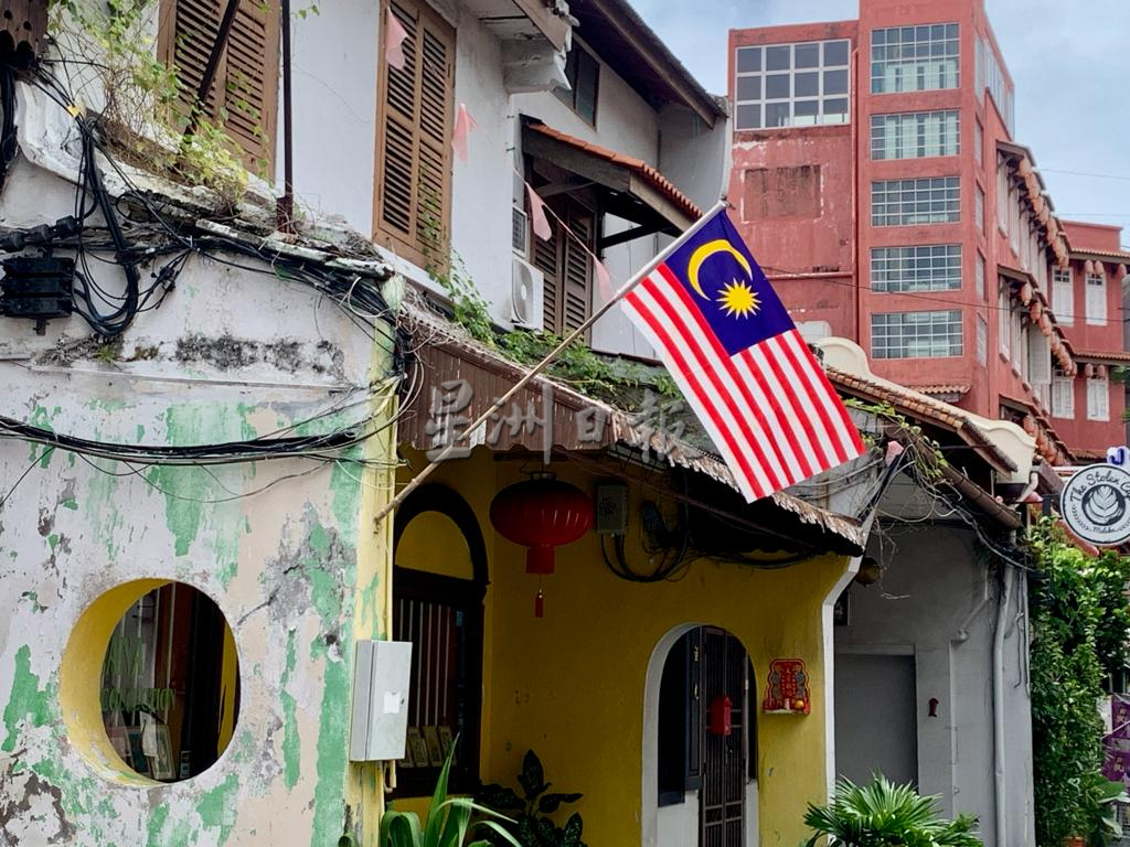 (古城封面副文)鸡场街文化坊国旗飘扬