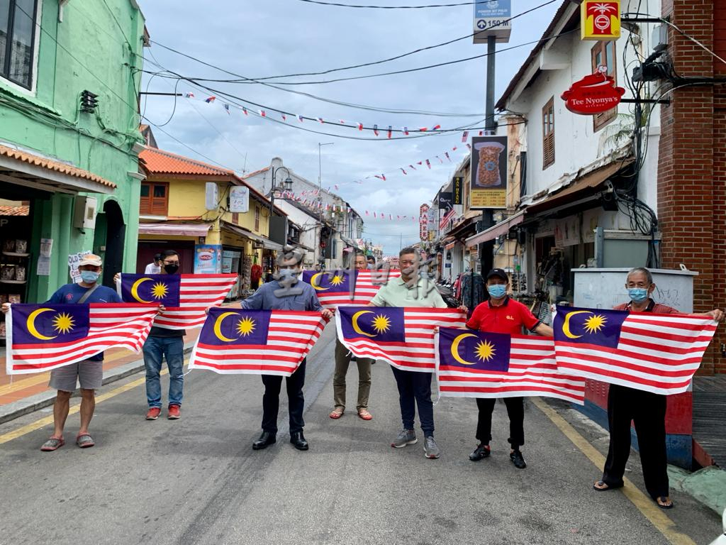 (古城封面副文)鸡场街文化坊国旗飘扬