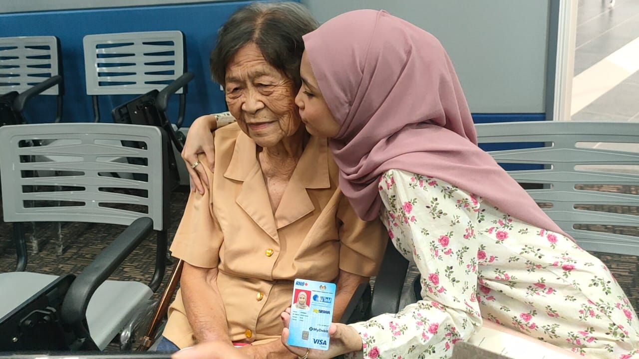 （古城版）罗哈娜大学报到 华裔养母依依不舍