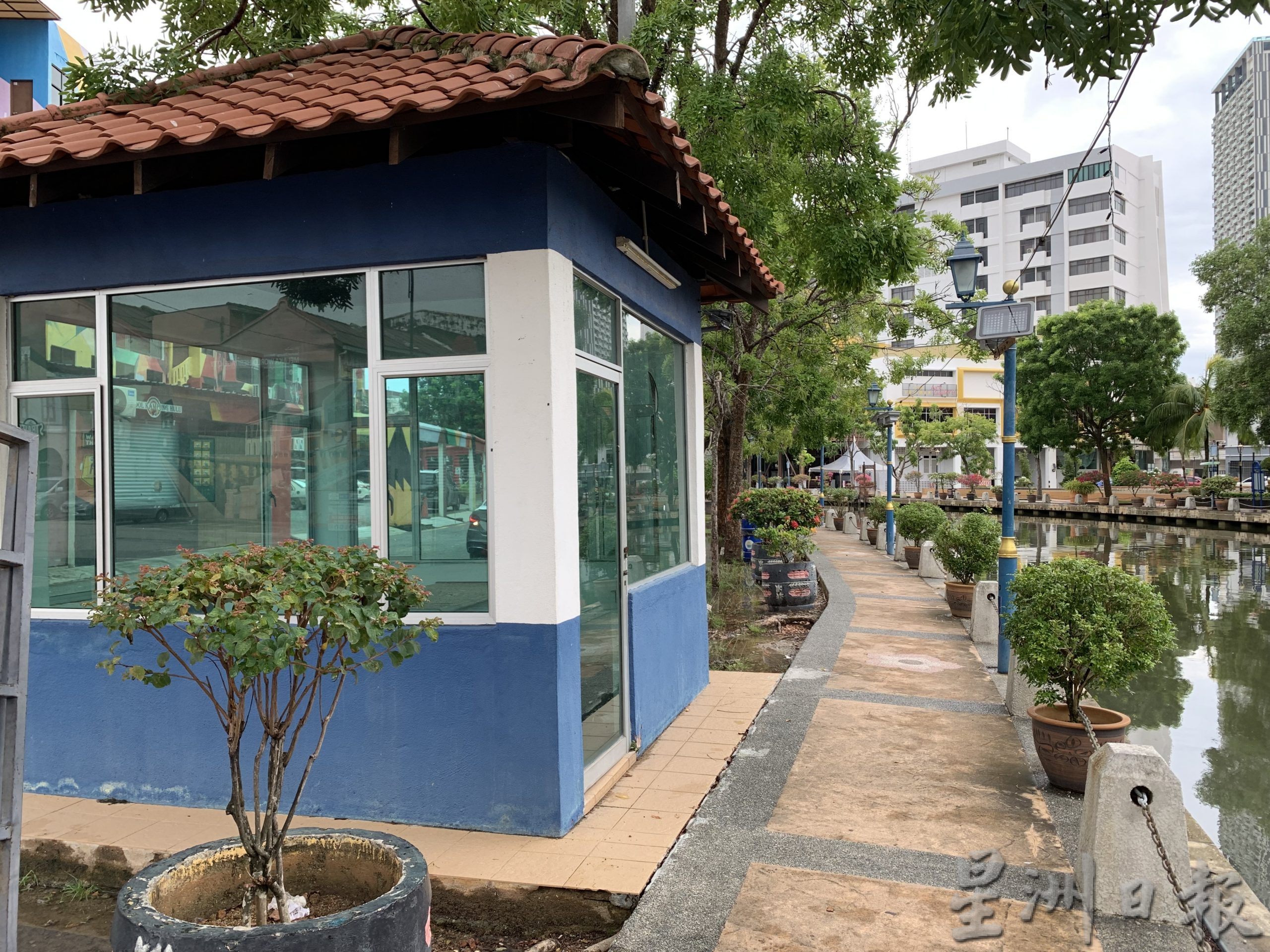 (古城第二版主文)甲河畔设警亭如虚设 刘志俍促改为其他用途