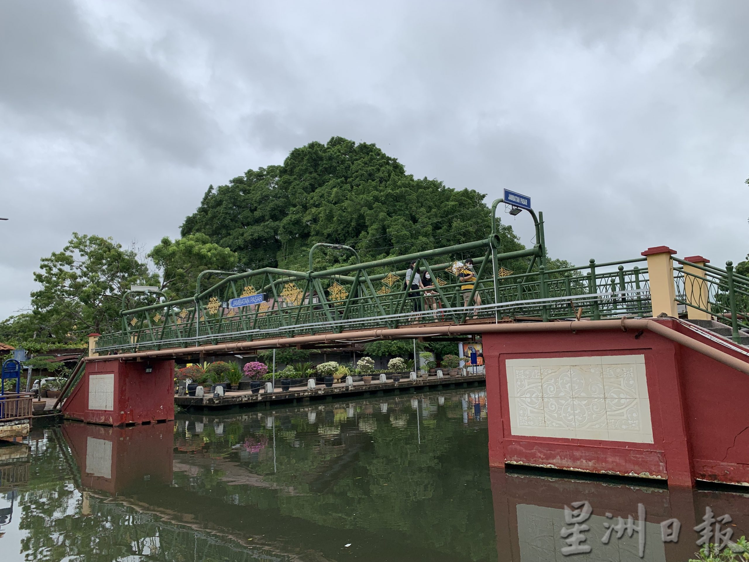 (古城第二版主文)甲河畔设警亭如虚设 刘志俍促改为其他用途