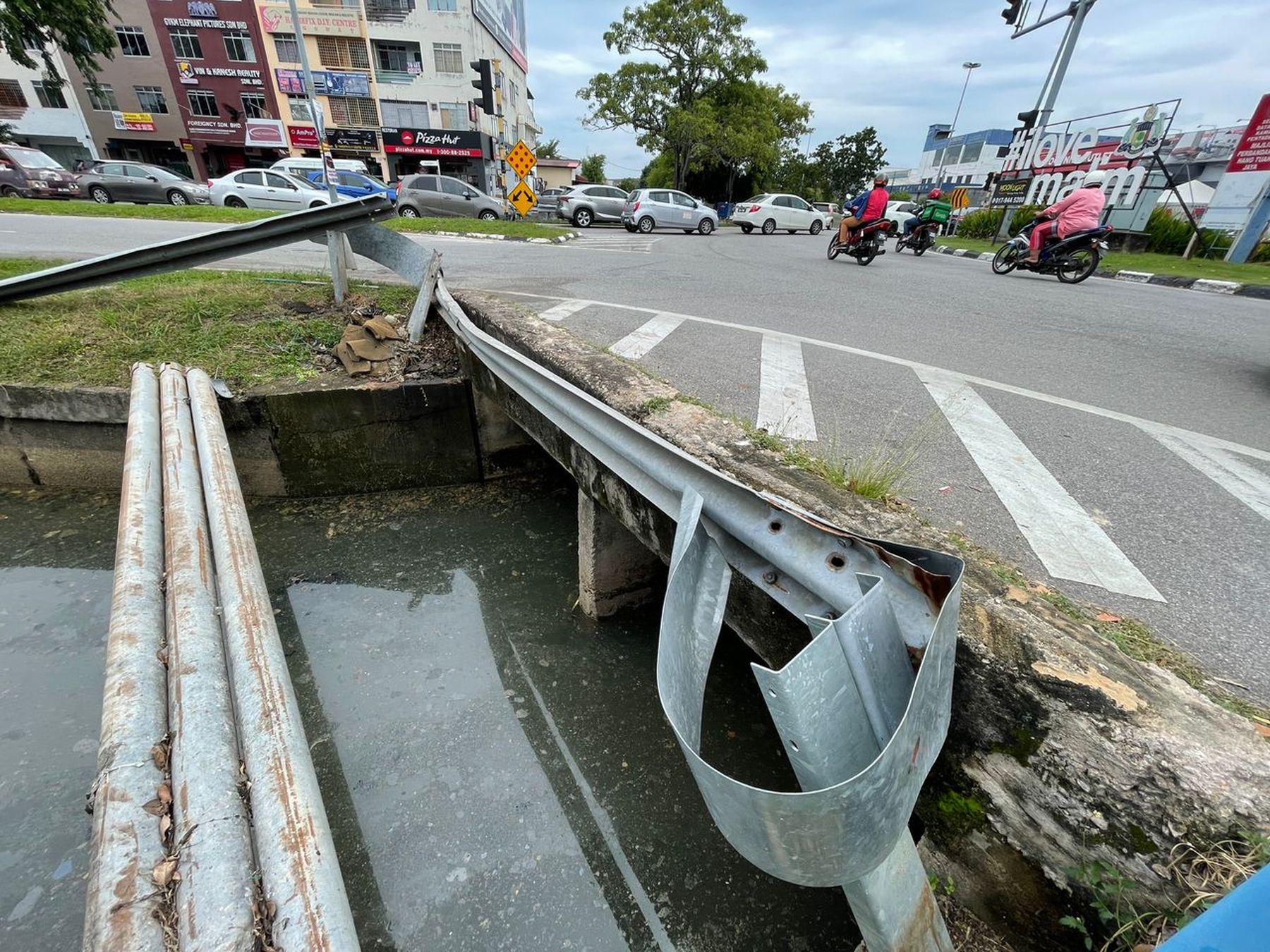 (古城第二版主文)防撞栏杆毁坏急需维修