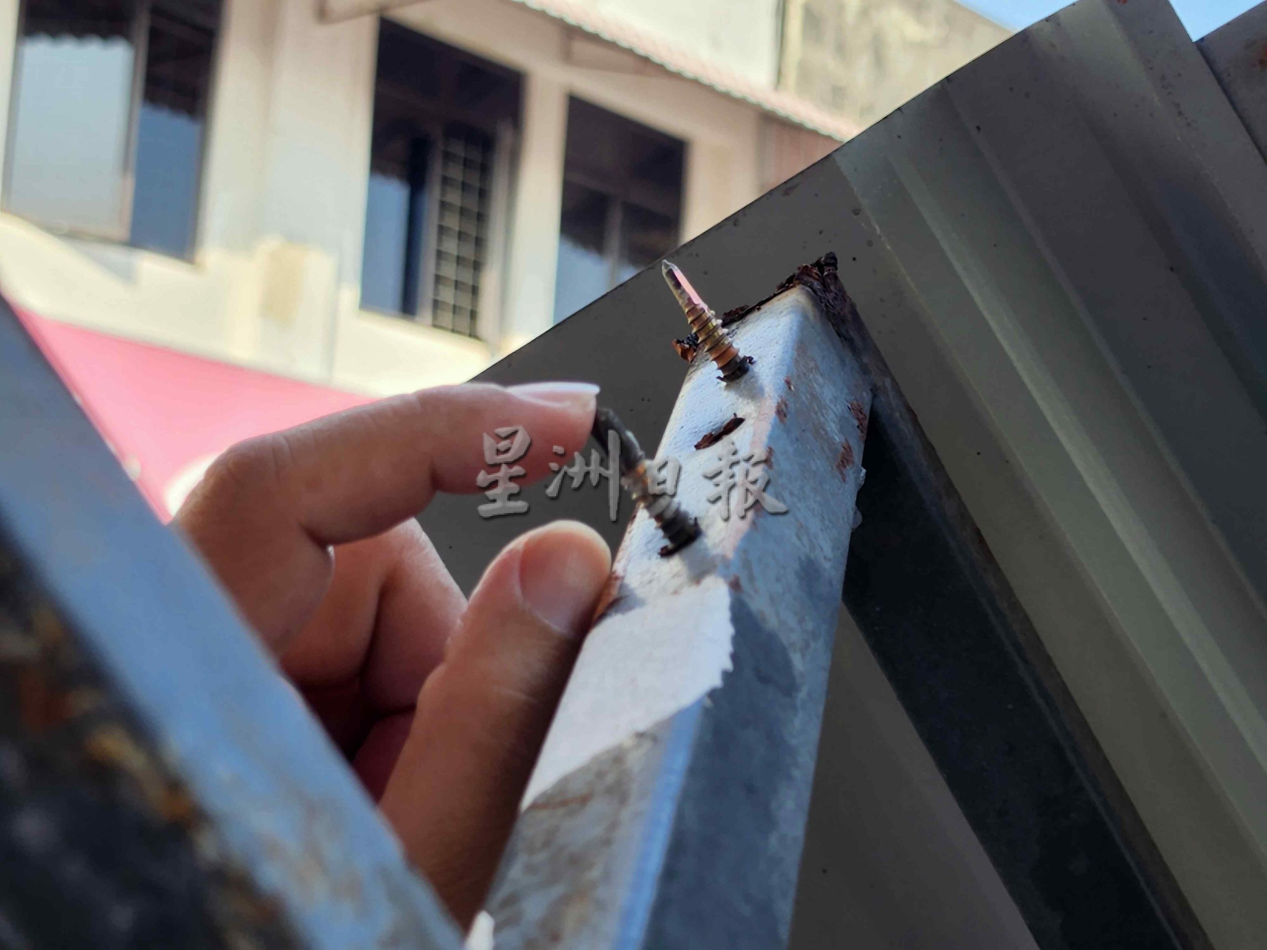 （古城第四版主文）美食中心锌片脱落悬挂着，刘志俍呼吁检讨其结构
