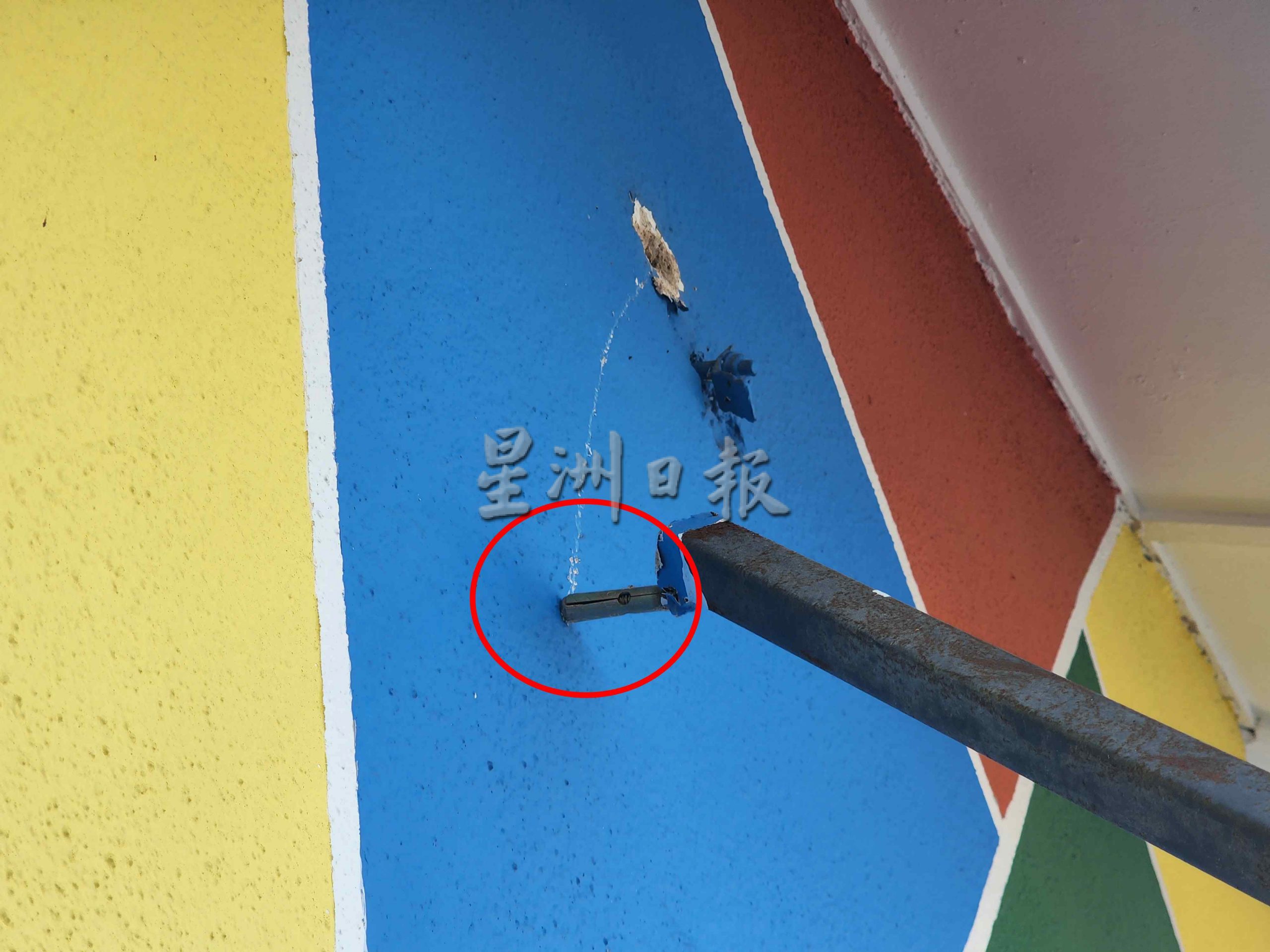 （古城第四版主文）美食中心锌片脱落悬挂着，刘志俍呼吁检讨其结构