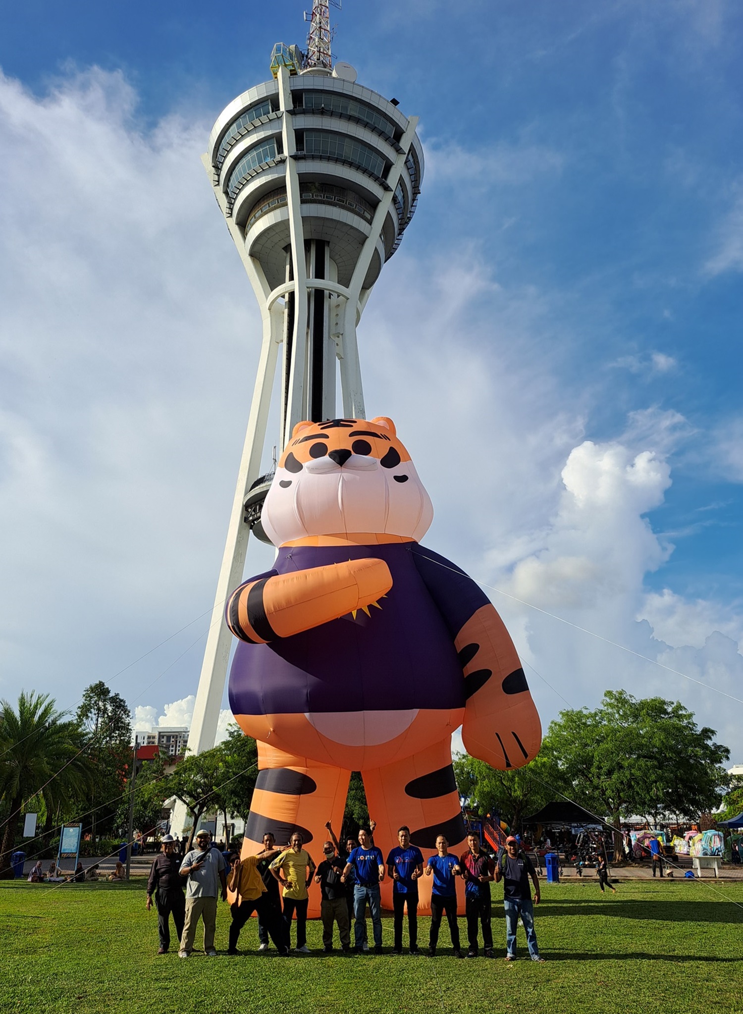 9只亚罗士打之虎(亚虎)集合在亚罗士打电讯塔广场,与民众一同欢庆65周年国庆日。