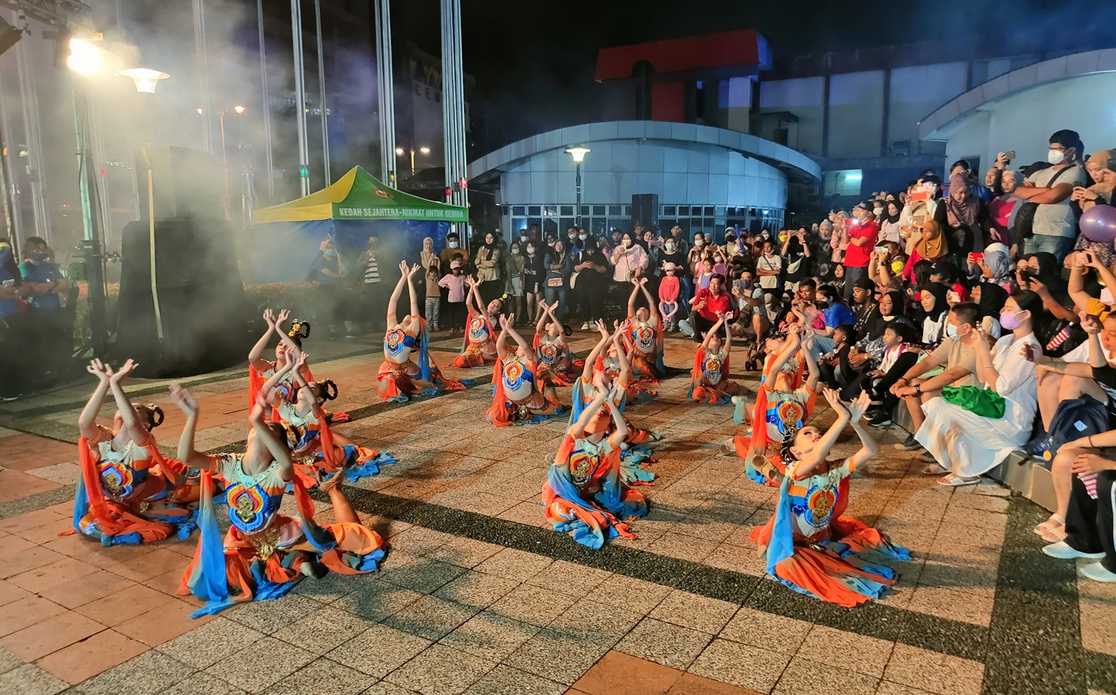 9只亚罗士打之虎(亚虎)集合在亚罗士打电讯塔广场,与民众一同欢庆65周年国庆日。