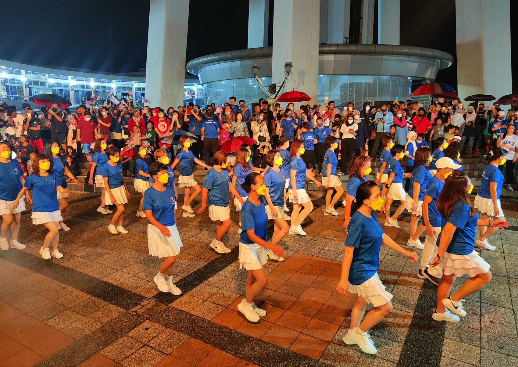9只亚罗士打之虎(亚虎)集合在亚罗士打电讯塔广场,与民众一同欢庆65周年国庆日。