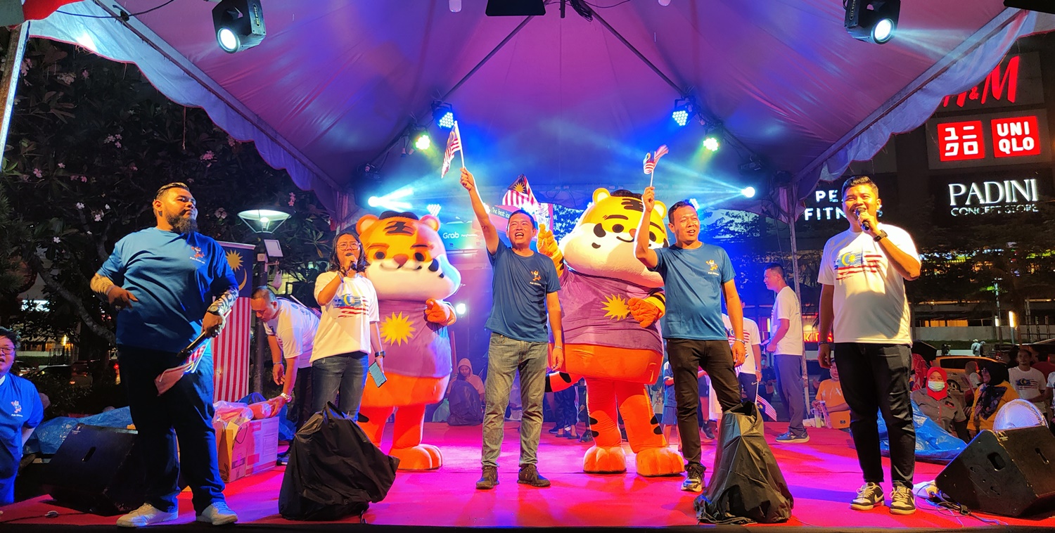 9只亚罗士打之虎(亚虎)集合在亚罗士打电讯塔广场,与民众一同欢庆65周年国庆日。