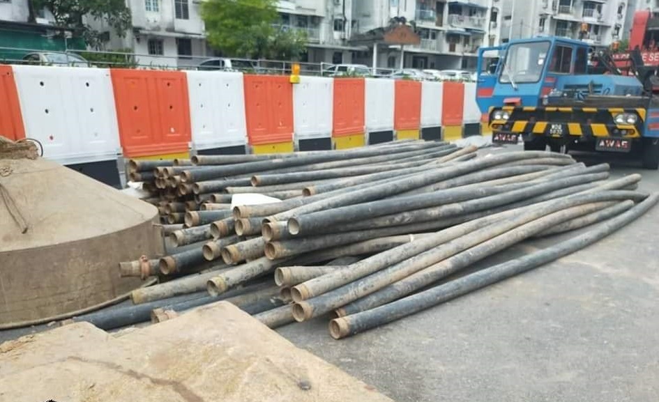(大北马)天德园大道腾空部分车道引塞车,大型打桩机械运抵工程即将启动