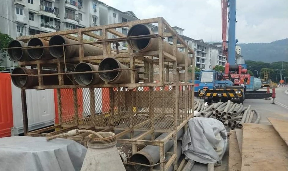 (大北马)天德园大道腾空部分车道引塞车,大型打桩机械运抵工程即将启动