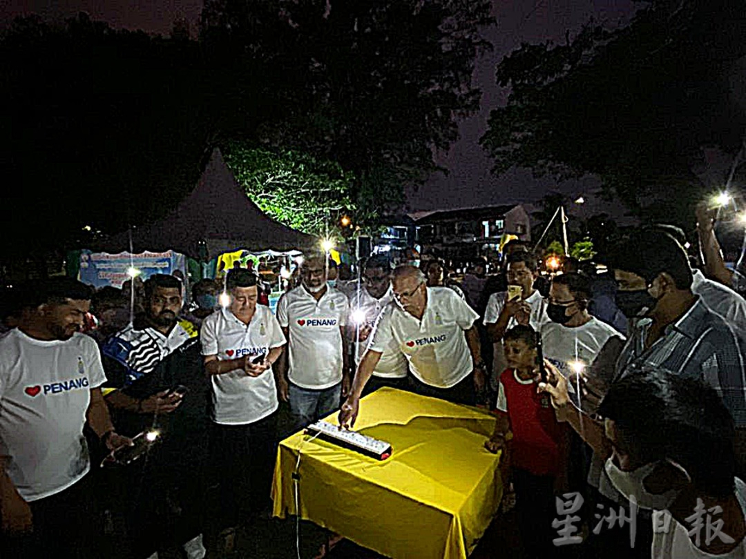 (大北馬)橫跨北賴河的東姑橋欄杆首次被披上變色彩燈喜迎國慶日。