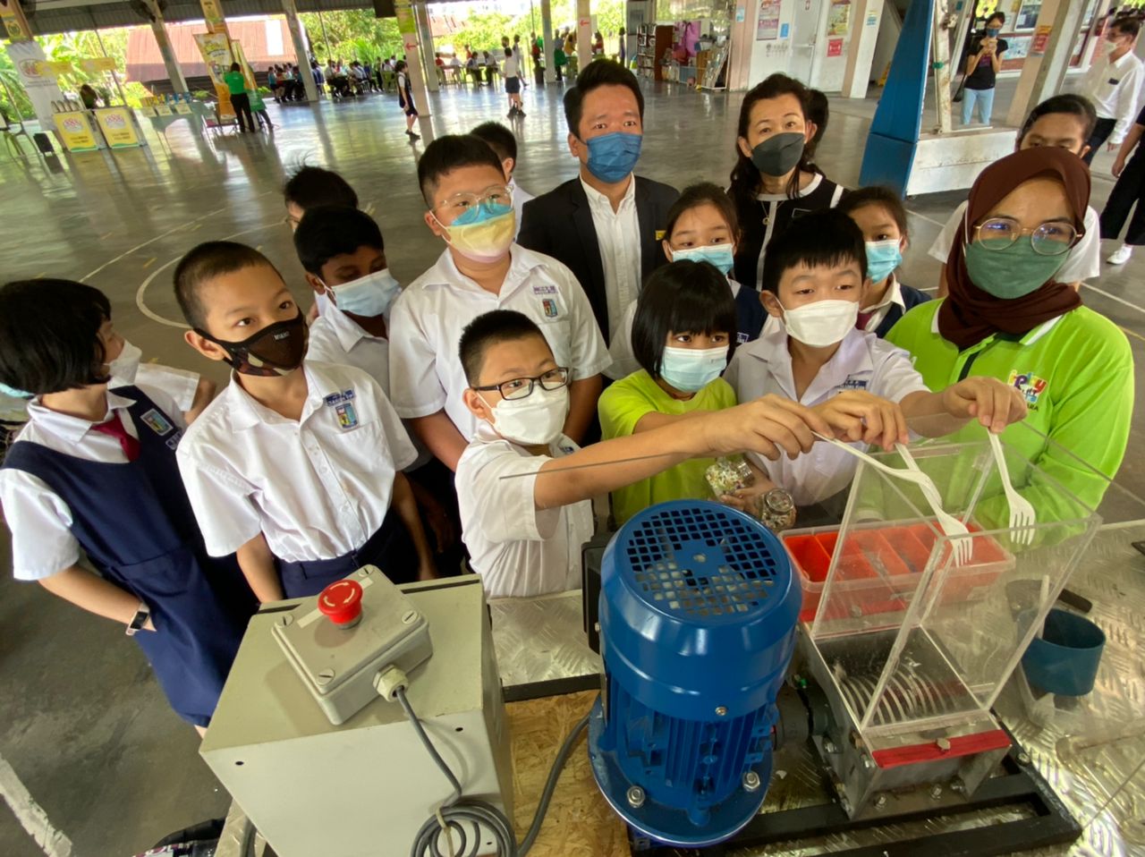 +（大北马）绿色卡车开抵醒侨校园，宣导学生3R概念。