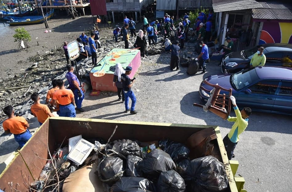 (大北马)网传玻港口处处堆积垃圾视频,玻政府大扫除清除逾1公吨垃圾