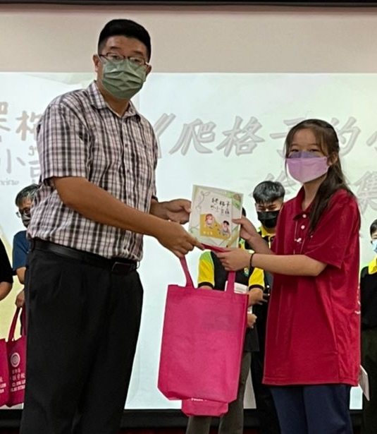 (大都会)吉胆华联小学作文集推介礼,《爬格子的小豆藤》赢赞赏