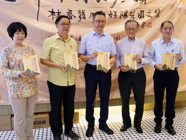 (大都会)邓章钦为林春发新书推介/2图