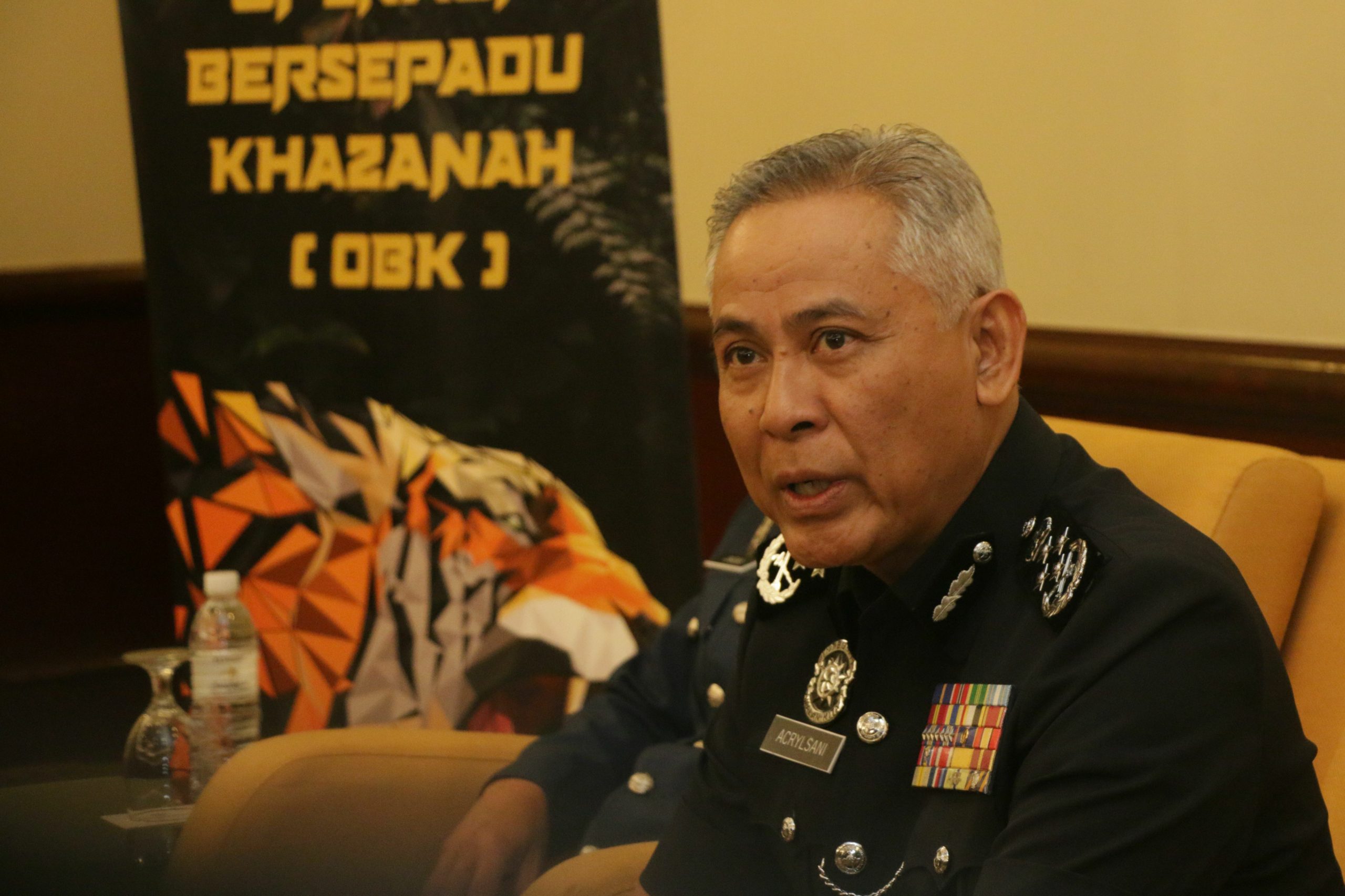 (总警长)重新检讨调派9名违纪警员到沙砂决定