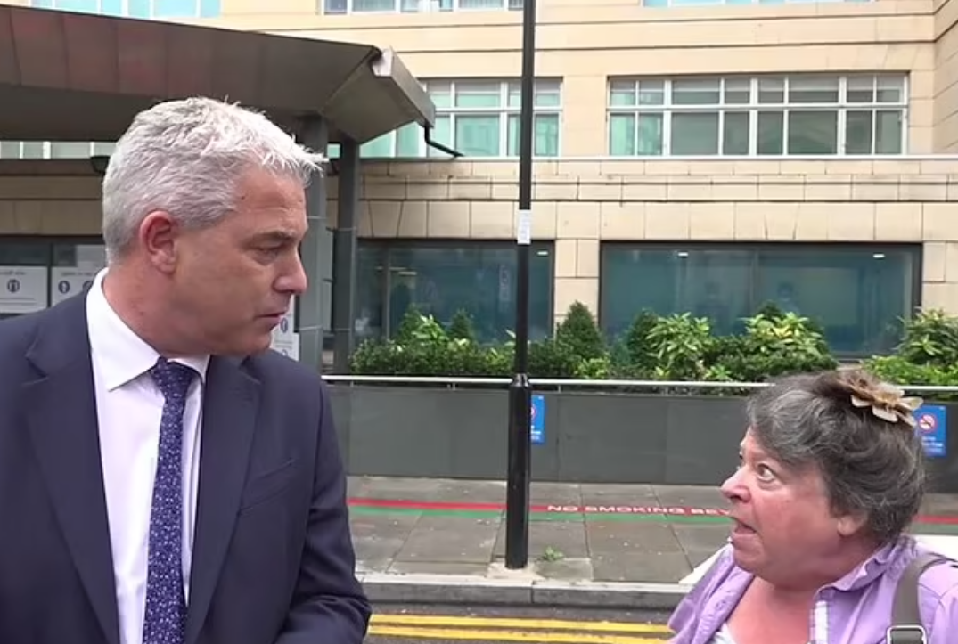 （有视频）“12了什么都没做” 英妇当众怒怼英国卫长 卫长翌日即刻宣布措施