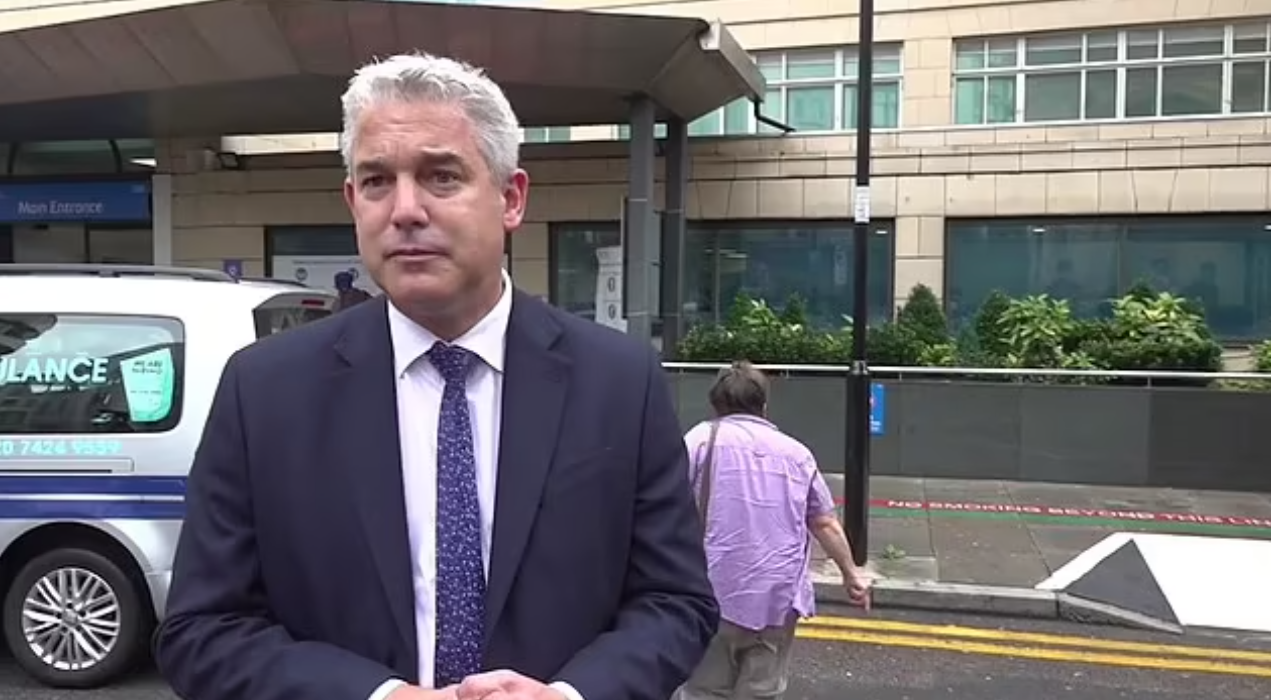 （有视频）“12了什么都没做” 英妇当众怒怼英国卫长 卫长翌日即刻宣布措施